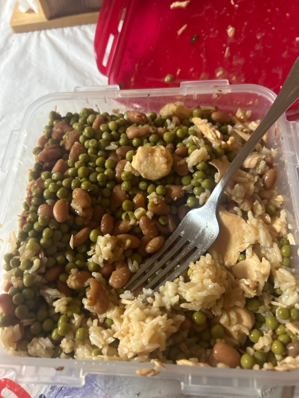 Fueling up for growth! 🏋️‍♂️ This meal packs in 83g of protein from two hearty pieces of salmon, pinto beans, peas, and rice. Every bite counts when you’re aiming to add serious muscle mass!&nbsp;💪